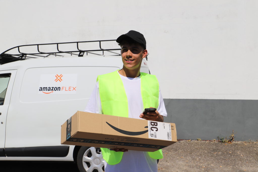 Repartidor de Amazon realizando una entrega